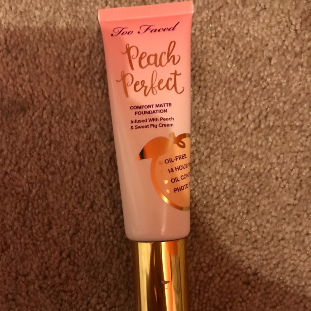 Too Faced Peach Perfect foundation in Snow